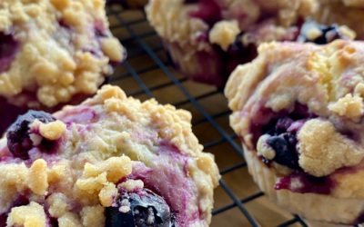 La recette des muffins ultras gourmands aux fruits rouges et crumble